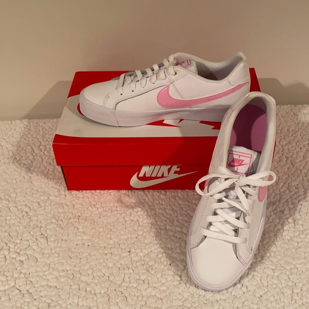 NWT women 8.2 Nike